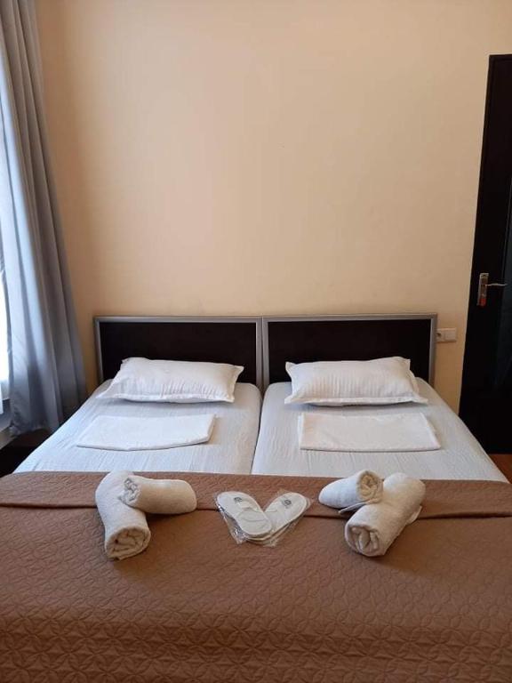 Golden Lion room 1
