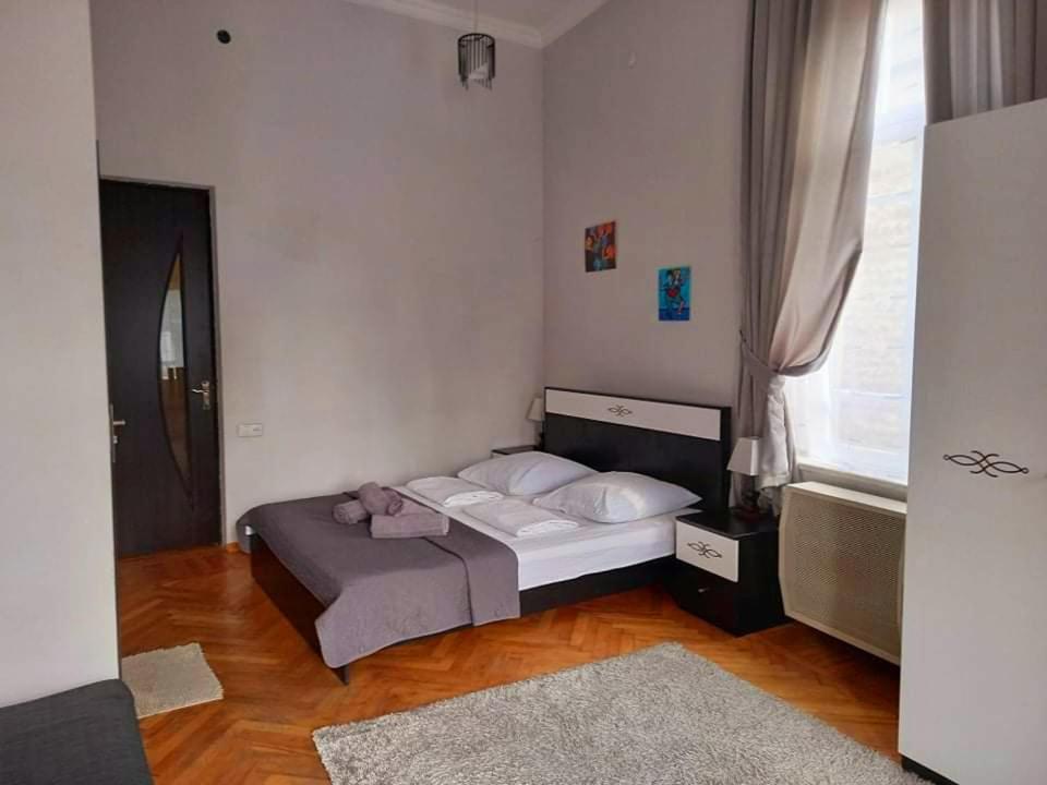 Golden Lion room 5